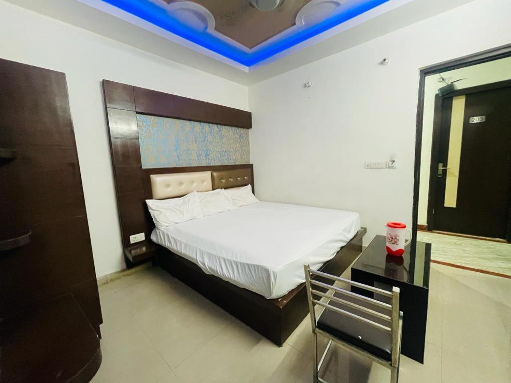 Premium Boston Rooms Family Hotel Agra  Exteriér fotografie